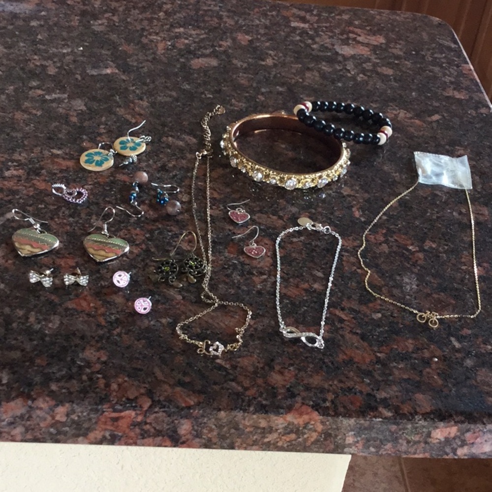 Women’s Jewelry lot: necklaces, earrings, bracelet